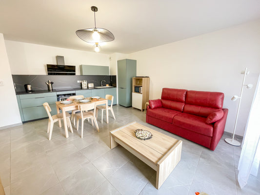 Beautiful 3-room apartment in the heart of Sanary with garage