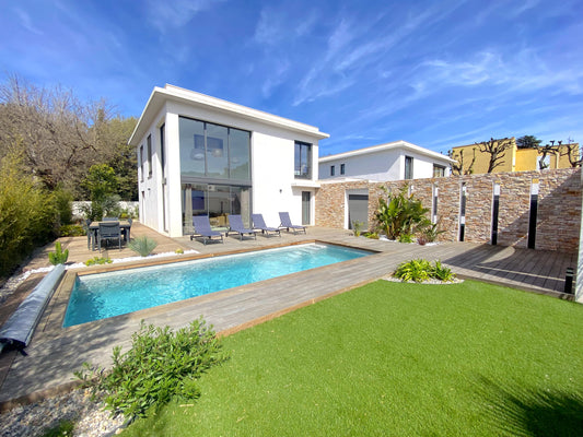 Luxury house near the sea