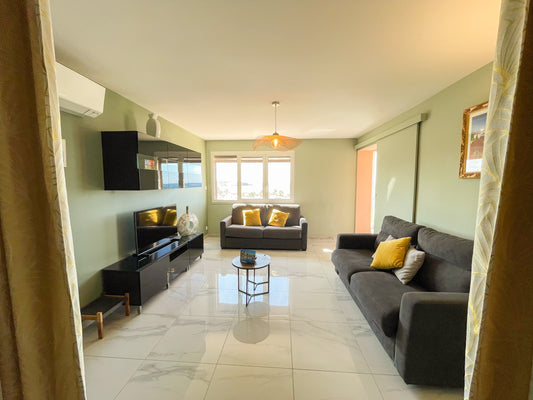 Spacious T2 on the water's edge, panoramic view